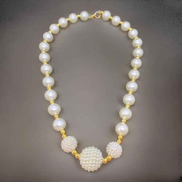 İnci Parıltısı: Altın Renk Dokunuşlarla Zenginleştirilmiş El Yapımı Bijuteri Kolye ürün görseli 1