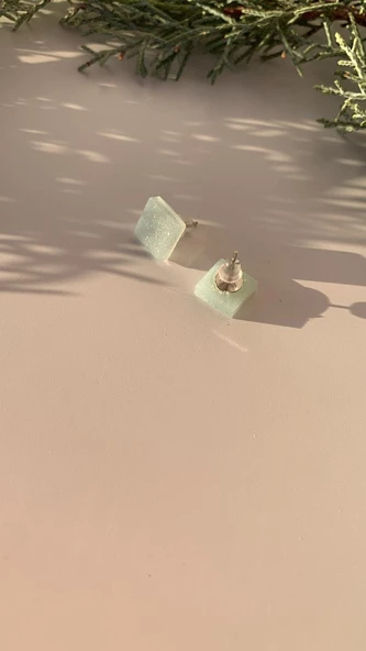 Parlak Buz Mavi Renkli Küçük Kare Şekil Gümüş Aksesuarlı Epoksi Küpe El Yapımı Hediyelik - Resim 5