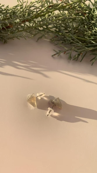 Parlak Gri Renkli Simli Gümüş Aksesuarlı Üçgen Elmas Şekil Küpe El Yapımı Epoksi Hediyelik - 5