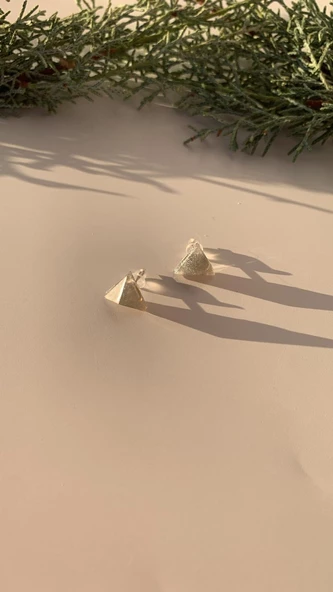 Parlak Gri Renkli Simli Gümüş Aksesuarlı Üçgen Elmas Şekil Küpe El Yapımı Epoksi Hediyelik - 3