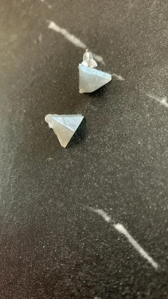 Parlak Gri Renkli Simli Gümüş Aksesuarlı Üçgen Elmas Şekil Küpe El Yapımı Epoksi Hediyelik - 6