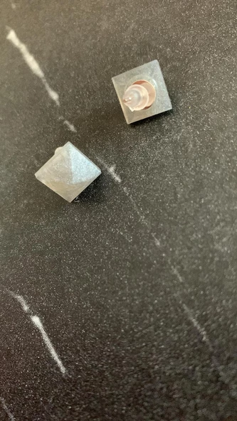 Parlak Gri Renkli Simli Gümüş Aksesuarlı Kare Elmas Şekil Küpe El Yapımı Epoksi Hediyelik - Resim 4