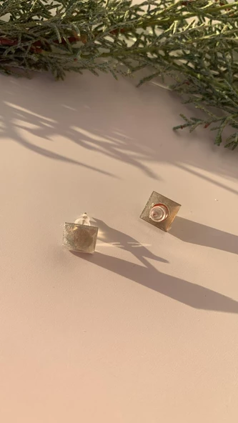 Parlak Gri Renkli Simli Gümüş Aksesuarlı Kare Elmas Şekil Küpe El Yapımı Epoksi Hediyelik - Resim 5