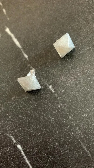 Parlak Gri Renkli Simli Gümüş Aksesuarlı Kare Elmas Şekil Küpe El Yapımı Epoksi Hediyelik - Resim 6