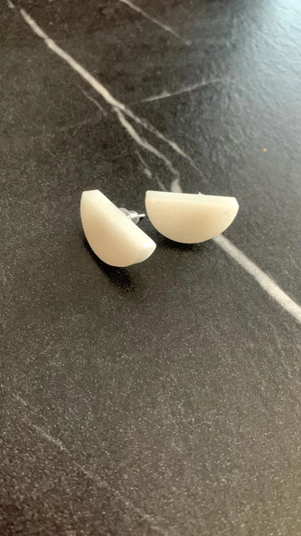 Rakı Beyazı Ebruli Renkli Yarım Daire Ay Şekil Gold Aksesuarlı Epoksi Küpe El Yapımı Hediyelik ürün görseli