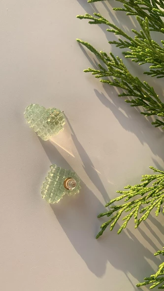 Parlak Su Yeşili Mint Renkli Sarı Gold Aksesuarlı Ekose Kalp Şekil Epoksi Küpe Hediyelik