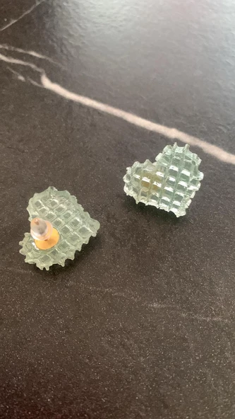 Parlak Su Yeşili Mint Renkli Sarı Gold Aksesuarlı Ekose Kalp Şekil Epoksi Küpe Hediyelik - 6