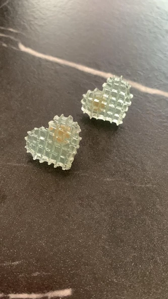 Parlak Su Yeşili Mint Renkli Sarı Gold Aksesuarlı Ekose Kalp Şekil Epoksi Küpe Hediyelik - 8