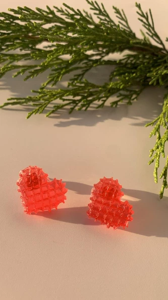 Parlak Kırmızı Renkli Sarı Gold Aksesuarlı Ekose Kalp Şekil Epoksi Küpe Hediyelik ürün görseli