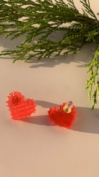 Parlak Kırmızı Renkli Sarı Gold Aksesuarlı Ekose Kalp Şekil Epoksi Küpe Hediyelik - Resim 7