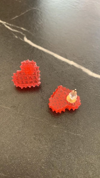 Parlak Kırmızı Renkli Sarı Gold Aksesuarlı Ekose Kalp Şekil Epoksi Küpe Hediyelik - Resim 2