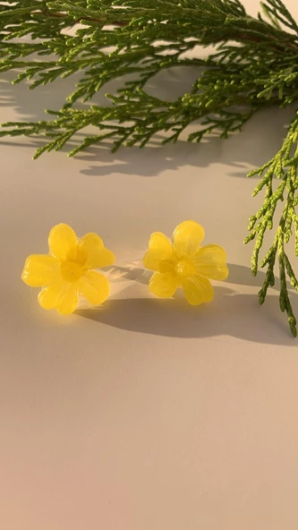 Parlak Güneş Sarısı Renkli Menekşe Şekil Gold Sarı Aksesuarlı Epoksi Küpe El Yapımı Hediyelik