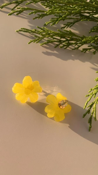 Parlak Güneş Sarısı Renkli Menekşe Şekil Gold Sarı Aksesuarlı Epoksi Küpe El Yapımı Hediyelik - 5