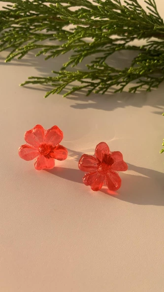 Parlak Kırmızı Renkli Menekşe Şekil Gold Sarı Aksesuarlı Epoksi Küpe El Yapımı Hediyelik