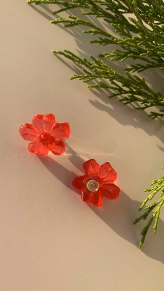 Parlak Kırmızı Renkli Menekşe Şekil Gold Sarı Aksesuarlı Epoksi Küpe El Yapımı Hediyelik - 7