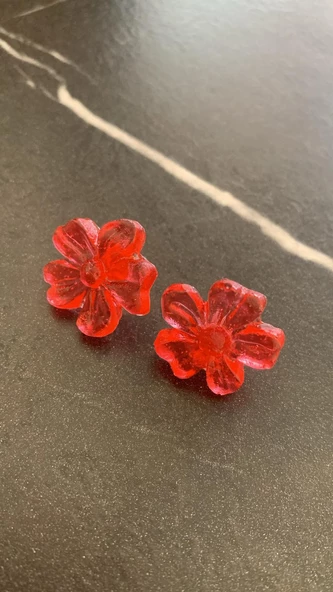 Parlak Kırmızı Renkli Menekşe Şekil Gold Sarı Aksesuarlı Epoksi Küpe El Yapımı Hediyelik - 6