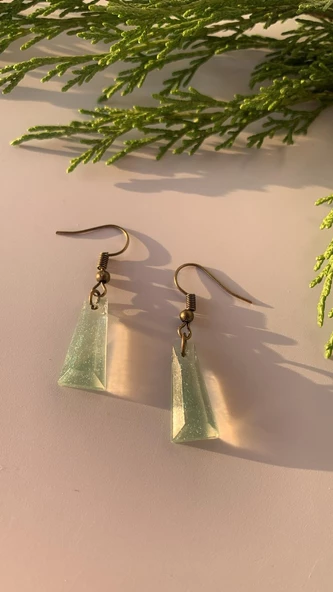 Parlak Su Yeşili Mint Renkli Antik Sarı Aksesuarlı Piramit Şekil Epoksi Küpe Hediyelik - Resim 7