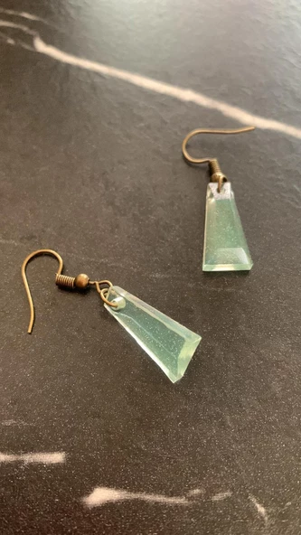 Parlak Su Yeşili Mint Renkli Antik Sarı Aksesuarlı Piramit Şekil Epoksi Küpe Hediyelik - Resim 4