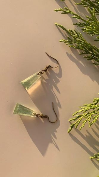 Parlak Su Yeşili Mint Renkli Antik Sarı Aksesuarlı Piramit Şekil Epoksi Küpe Hediyelik ürün görseli