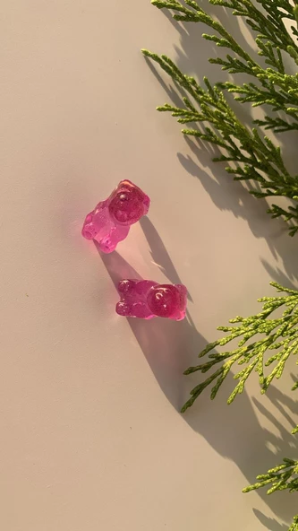 Parlak Mor Renkli Sarı Gold Aksesuarlı Ayıcık Şekil Epoksi Küpe El Yapımı Hediyelik ürün görseli