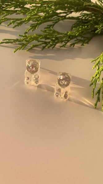 Şeffaf Epoksi İçinde Gümüş Glitter Süslü Gümüş Aksesuarlı Ayıcık Şekil Küpe El Yapımı ürün görseli