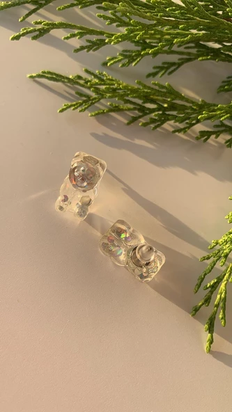 Şeffaf Epoksi İçinde Gümüş Glitter Süslü Gümüş Aksesuarlı Ayıcık Şekil Küpe El Yapımı - Resim 3