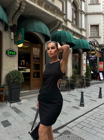 Sİyah Beli Ve Omzu Dekolteli  Taş Detaylı Elbise - 3