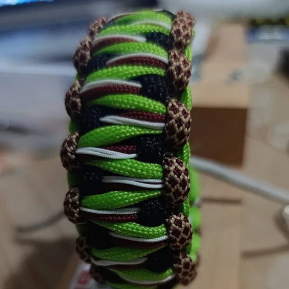 Paracord bileklik (Yeşil, beyazi siyah, bordo karışımı)