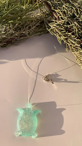 Mint Yeşili Renkli Gümüş Glitter Süs Karetta Karetta Şekil Gümüş Aksesuarlı Misinalı Epoksi Kolye - 3