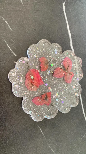 Şeffaf Epoksiye İçinde Gümüş Glitter Ve Begonvil Süslü Kasımpatı Şekil Bardak Altlığı El Yapımı - 4