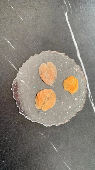 Şeffaf Epoksi İçinde Gümüş Glitter Ve Turuncu Begonvil Süslü Dalgalı Yuvarlak Şekil Bardak Altlığı - 2