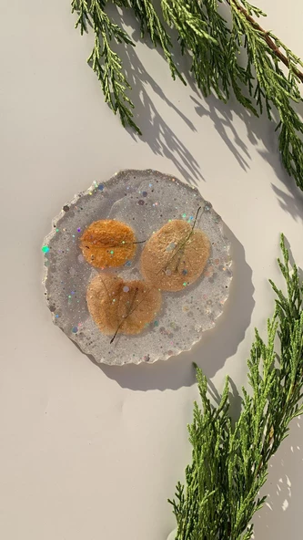 Şeffaf Epoksi İçinde Gümüş Glitter Ve Turuncu Begonvil Süslü Dalgalı Yuvarlak Şekil Bardak Altlığı - 7