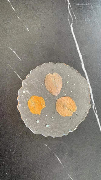 Şeffaf Epoksi İçinde Gümüş Glitter Ve Turuncu Begonvil Süslü Dalgalı Yuvarlak Şekil Bardak Altlığı - 6