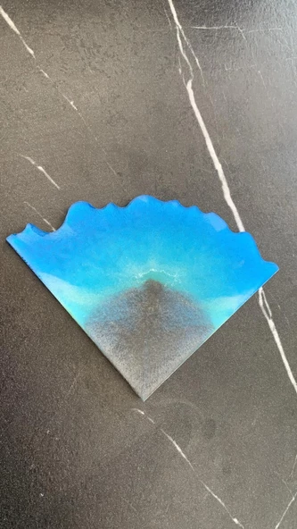 Parlak Deniz Mavi Yeşil Tonlu Siyah Simli Üçgen Dalgalı Şekil Epoksi Bardak Altlığı El Yapımı - 2