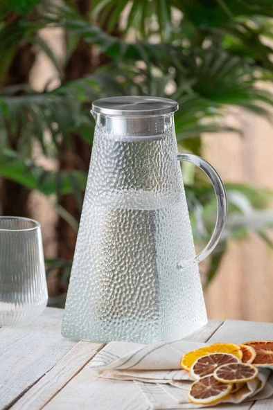 Kapris Metal Kapaklı Üçgen Cam Sürahi 1800 Ml SA6858