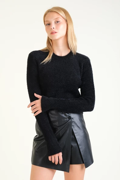 Kadın Sıfır Yaka Tüylü Crop Kazak Siyah ürün görseli