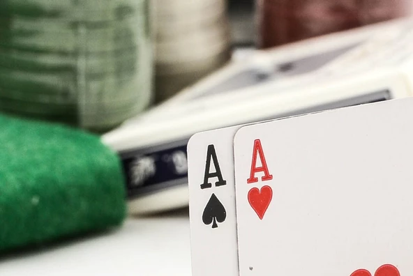 Texas Poker Seti 200 Chip + 2 Deste İskambil Kağıdı Özel Teneke Kutusunda - 3