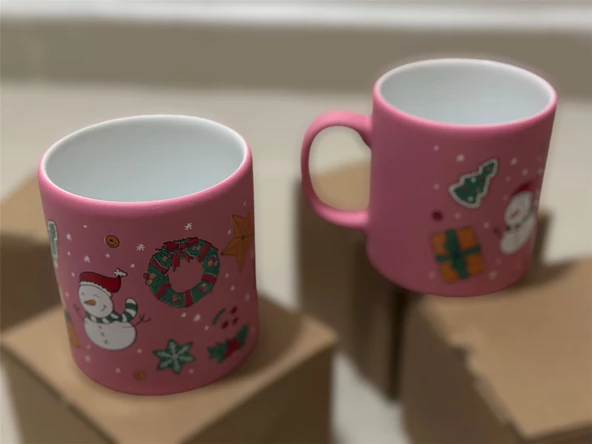 Den Tasarım Hediyelik-Pembe Kardan Adamlı Yeni Yıl Figürlü Seramik Kupa/Bardak