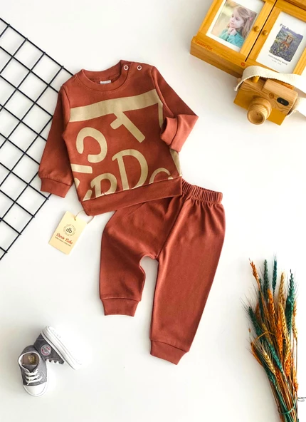 Neşeli Bebekler Harf Baskılı Yakadan Düğmeli Mevsmlik Takım Kiremit