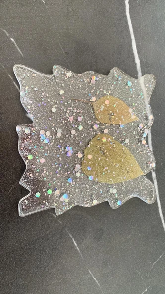 Şeffaf Epoksi İçinde Glitter ve Kurutulmuş Yaprak Süslü Dalgalı Kare Şekil Bardak Altlığı El Yapımı - 8