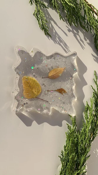 Şeffaf Epoksi İçinde Glitter ve Kurutulmuş Yaprak Süslü Dalgalı Kare Şekil Bardak Altlığı El Yapımı - 5