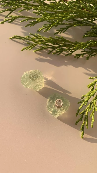 Parlak Su Yeşili Mint Renkli Kristal Şekil Gümüş Aksesuarlı Epoksi Küpe El Yapımı Hediyelik ürün görseli