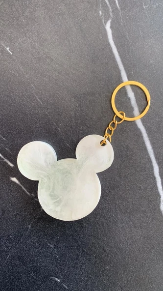 Beyaz Sarı Ebruli Renkli Gold Aksesuarlı Mickey Mouse Epoksi Anahtarlık El Yapımı Hediyelik - Resim 4