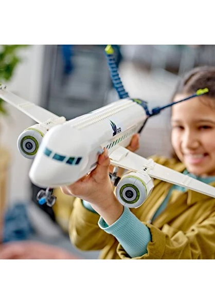 LEGO City Yolcu Uçağı 60367 # 7 Yaş ve Üzeri Çocuklar ve Uçak Meraklıları için Yaratıcı Oyuncak Yapım Seti (930 Parça) - Resim 5