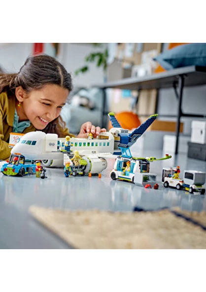 LEGO City Yolcu Uçağı 60367 # 7 Yaş ve Üzeri Çocuklar ve Uçak Meraklıları için Yaratıcı Oyuncak Yapım Seti (930 Parça) - Resim 8