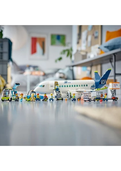 LEGO City Yolcu Uçağı 60367 # 7 Yaş ve Üzeri Çocuklar ve Uçak Meraklıları için Yaratıcı Oyuncak Yapım Seti (930 Parça) - Resim 10