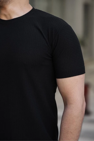 Delik Desenli Bisiklet Yaka Erkek Tişört Siyah - 3