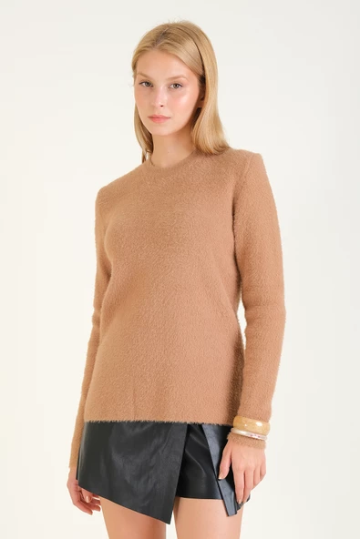 Kadın Sıfır Yaka Tüylü Triko Kazak Camel