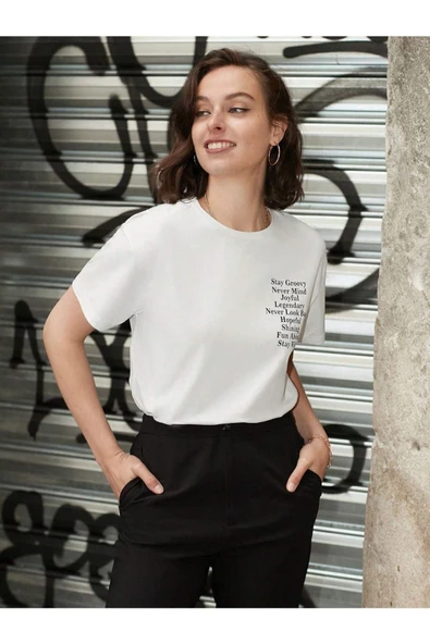 Kadın Beyaz Stay Groovy Baskılı Oversize Bisiklet Yaka T-shirt - 3