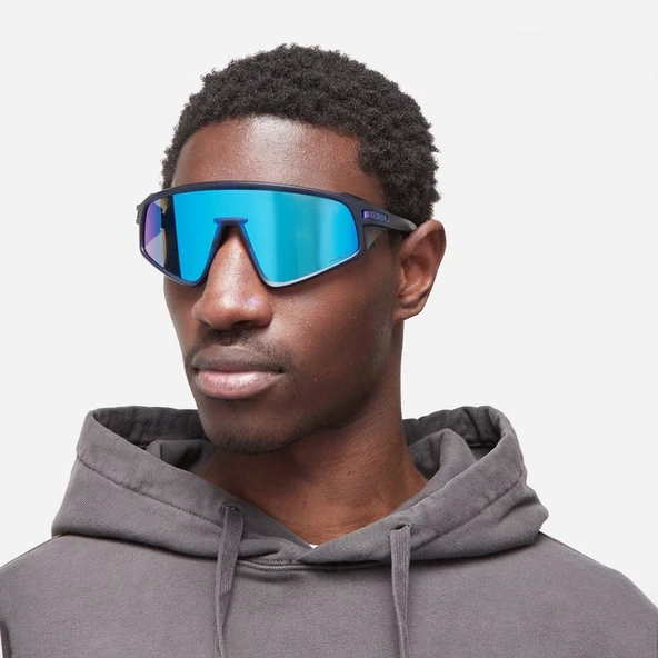 Oakley Latch Panel Güneş Gözlüğü 940406 Matte Trans Navy Prizm Sapphire - Resim 5